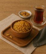 Tabakta sarı çekirdeksiz kuru üzüm sunumu