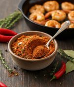 Kajun Baharatı ile yapılmış patates kızartması sunumu