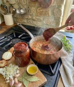 Kahvaltıda ekmek üzerine sürülen Tatlı Biber Salçası